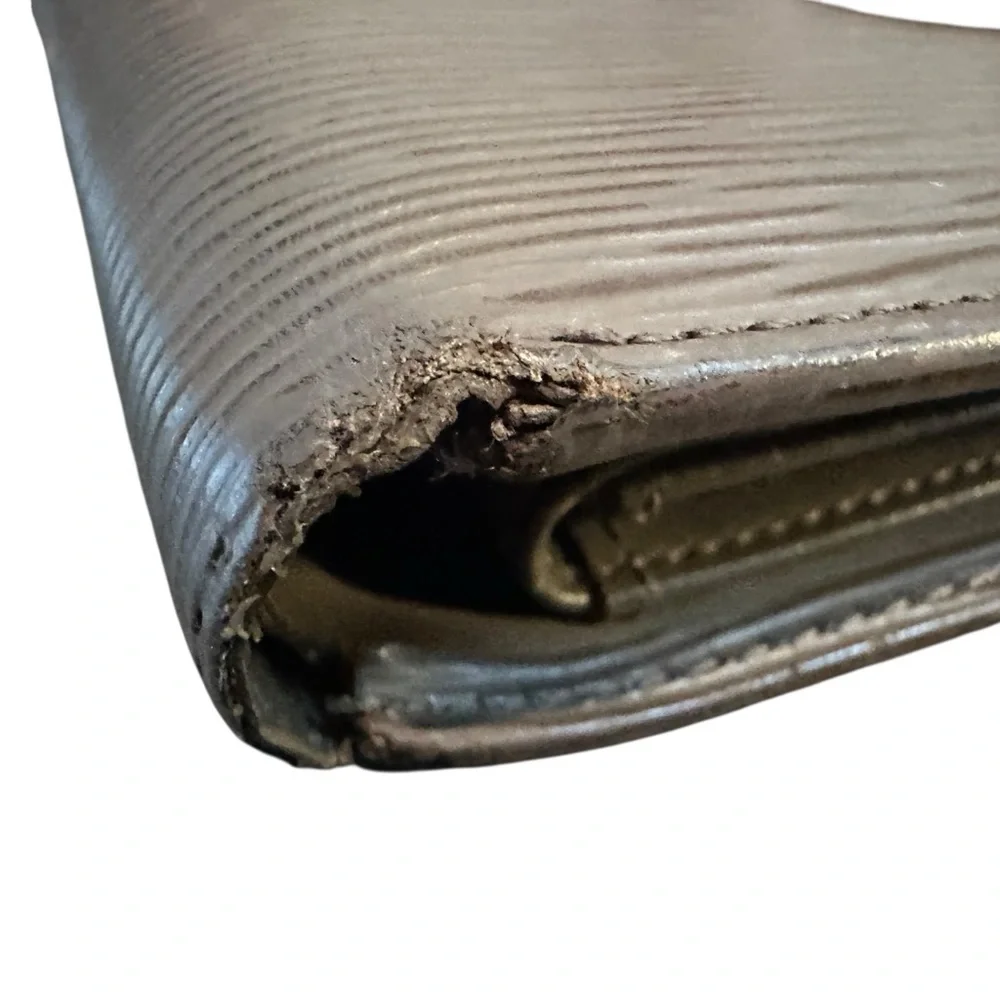Louis Vuitton Porte-Billets Compact Wallet in Pepper gray Epi leather